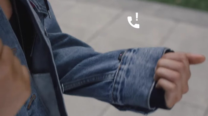 Jaket pintar ini menjadi extension akses smartphone. Foto: Youtube Levis Jaket pintar ini menjadi extension akses smartphone. Foto: Youtube Levis