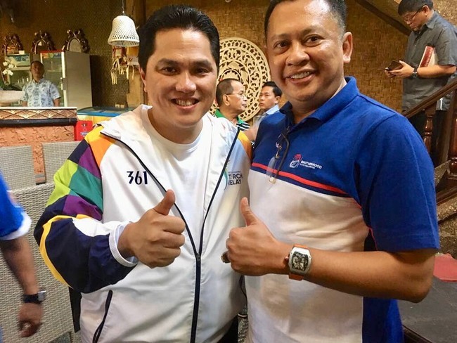 Bamsoet tampak memakai jam tangan Richard Mille RM27-02 saat berpose dengan Erick Thohir. Foto: Dok. Instagram @bambang.soesatyo