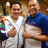 Bamsoet tampak memakai jam tangan Richard Mille RM27-02 saat berpose dengan Erick Thohir. Foto: Dok. Instagram @bambang.soesatyo