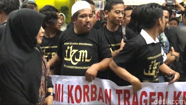Korban rusuh Wamena tiba di Sumbar (Foto: Jeka Kampai/detikcom)