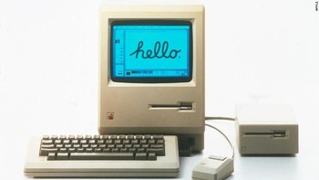 Macintosh. Menjadi komputer pertama yang memperkenalkan sistem antarmuka grafis (GUI). Apple melengkapi perangkatnya ini dengan mouse. Foto: CNN