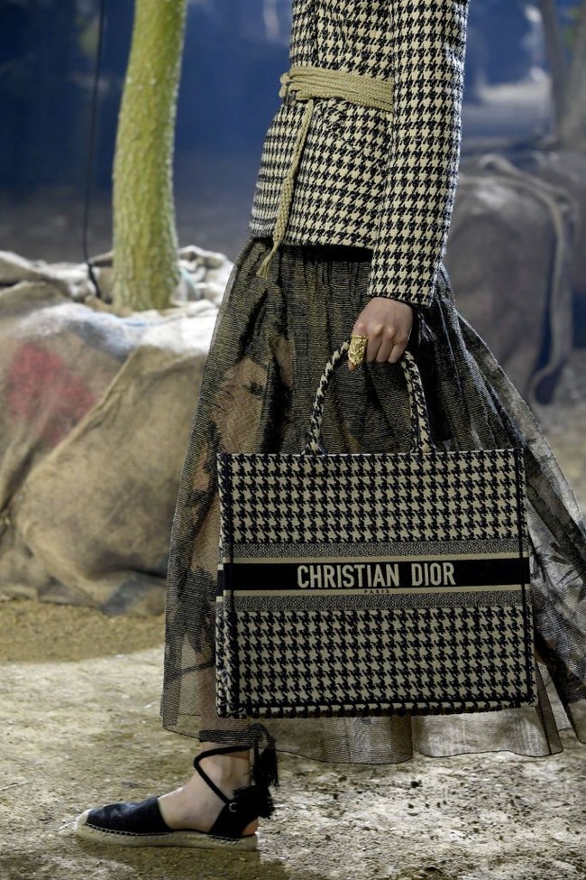 Motif klasik seperti houndstooth yang timeless tetap mewarnai tren tas tahun depan di koleksi Dior. (Foto: Pascal Le Segretain/Getty Images)