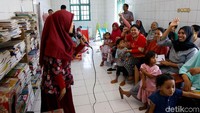 Sejumlah ibu-ibu nampak mengikuti pelajaran di Pusat Kegiatan Belajar Masyarakat (PKBM) Barukang di Kelurahan Pattingalloang, Kecamatan Ujung Tanah Makassar, Sulawesi Selatan.
