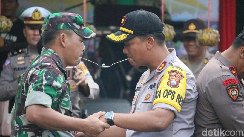 Rayakan Hari Jadi, TNI di Tulungagung Ajak Polisi Main Permainan Tradisional Rayakan Hari Jadi, TNI di Tulungagung Ajak Polisi Main Permainan Tradisional