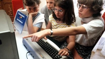 Commodore 64 PC. Diperkenalkan tahun 1982, Commodore 64 PC  menuai kesuksesan dengan angka penjualan 10 juta unit. Tapi tahukah kamu perangkat ini membawa RAM 64 KB dan dijual seharga USD 595. Foto: CNN