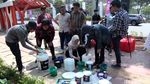 Keren! Para Pelajar Bersihkan Sisa-sisa Vandalisme di Senayan
