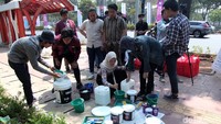 Para pelajar tersebut nampak membawa serta sejumlah cat yang nantinya akan digunakan untuk menutupi sejumlah coretan-coretan tak bertanggung jawab di dinding kawasan Senayan, Jakarta.