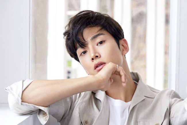 Rowoon memulai debut akting pada 2016 lewat drama Korea Click Your Heart. Nama aktor Korea ini melambung saat berperan sebagai Ha Ru di drakor Extraordinary You dan kini membintangi drakor She Would Never Know.  Rowoon pun diprediksi sebagai aktor Korea pendatang baru yang akan semakin bersinar di 2021. Foto: soompi
