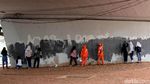 Keren! Para Pelajar Bersihkan Sisa-sisa Vandalisme di Senayan
