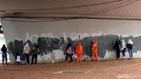 Nampak pula sejumlah petugas PPSU membantu para pelajar membersihkan sisa-sisa vandalisme pascaaksi unjuk rasa yang berlangsung di kawasan Senayan beberapa waktu lalu.