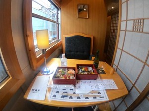 Asyik! Kereta Wisata Ini Sajikan Makanan Enak Untuk Foodies