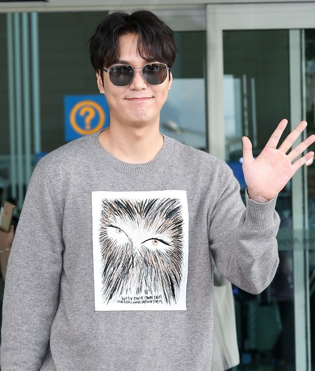 Mantan kekasih Suzy ini mengenakan sweater berbahan kashmir hasil kolaborasi Dior dan seniman Raymond Pettibon. Sweater berwarna beige ini dibanderol dengan harga Rp 27 jutaan. Foto: Dok. Dior