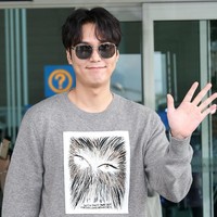 Mantan kekasih Suzy ini mengenakan sweater berbahan kashmir hasil kolaborasi Dior dan seniman Raymond Pettibon. Sweater berwarna beige ini dibanderol dengan harga Rp 27 jutaan. Foto: Dok. Dior