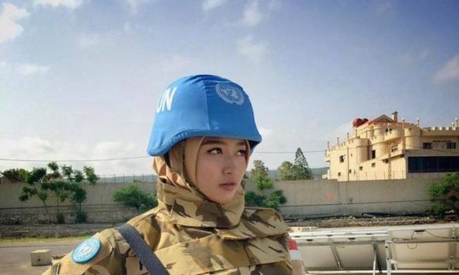 Tentara berhijab ini juga total mengabdi kepada negara. Namanya Nur Fitasari, juga pernah bertugas sebagai pasukan perdamaian PBB di Lebanon selama setahun sejak Desember 2017-Desember 2018. Ssst, Nur Fitasari ternyata dulunya atlet voli lho. (Foto: Instagram)