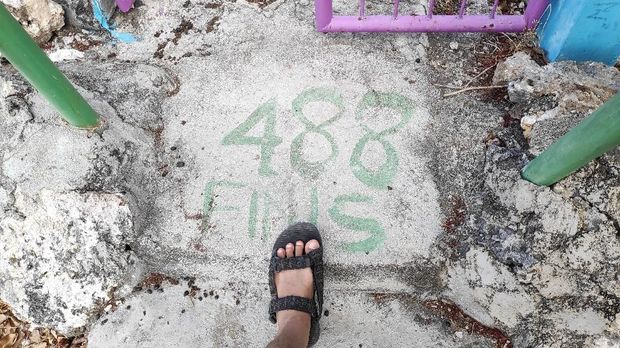 Melatih Otot Betis di Tangga 300 Bukit Mando'o, Berani Coba?