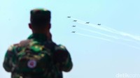 Pesawat-pesawat tersebut menampilkan atraksi bermanuver di Langit Halim Perdanakusuma.