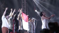 Aksi Fourtwnty mengibarkan Merah Putih. Foto: Asep Syaifullah