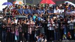 Aksi Warga di Balik Alutsista TNI