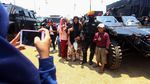 Aksi Warga di Balik Alutsista TNI
