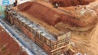 Proyek pembangunan Jalan Tol Serpong - Balaraja Seksi 1A yang nantinya juga akan tersambung dengan Jalan Tol Tangerang dan Jalan Tol Jakarta Serpong. Pool/PT Wijaya Karya.