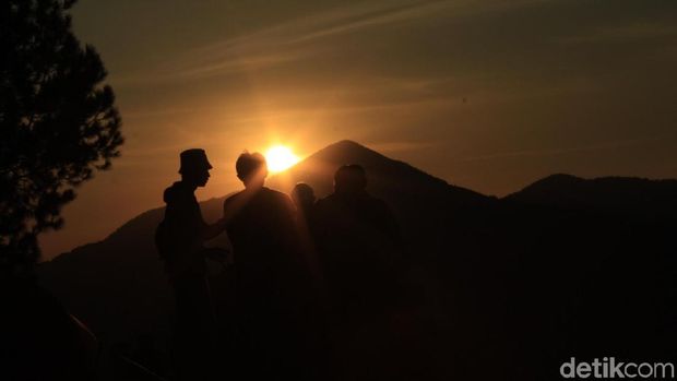 Berburu Fajar di Geger Bintang Matahari Lembang