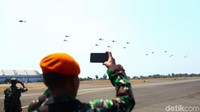 2 pesawat Boeing 737, 2 pesawat CN 235, 2 pesawat F 16 dan helikpter melakukan atraksi di udara.