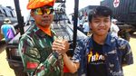 Aksi Warga di Balik Alutsista TNI