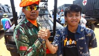 Ada juga anak yang berfoto dengan melakukan salam komando dengan prajurit TNI.