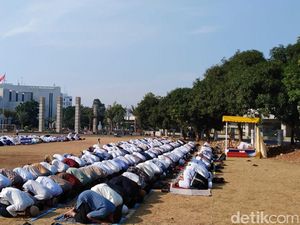 Warga Gelar Salat Minta Hujan di Lapangan Masjid Al-Azhar