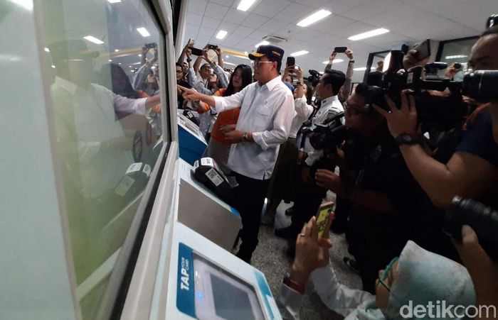Menhub Budi Karya cek mau jajal kereta bandara di stasiun Manggarai/Foto: Hendra Kusuma Menhub Budi Karya cek mau jajal kereta bandara di stasiun Manggarai/Foto: Hendra Kusuma