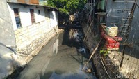 Warga sekitar, Sriatun, mengatakan rumahnya tidak ada septic tank atau bak pembuangan kotoran sendiri. Hal ini dikarenakan ia tinggal mengontrak. Pemilik kontrakannya, kata Sriatun, tidak membuatkan septic tank. (Foto: Sachril Agustin Berutu/detikcom)