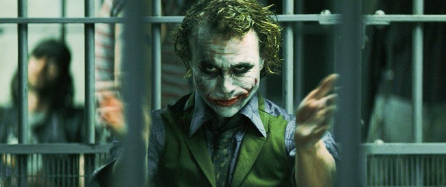 Estafet Joker lalu berlanjut ke tangan Heath Ledger di film The Dark Knight (2008) yang mengundang banyak pujian. Di tangan sutradara Christopher Nolan, sosok Joker menjelma sebagai karakter yang lebih gelap. Terlihat dari penampilannya yang lebih gahar dan maskulin. (Foto: Dok. IMDb)
