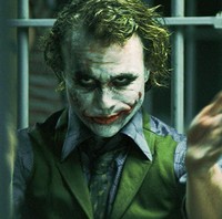 Estafet Joker lalu berlanjut ke tangan Heath Ledger di film The Dark Knight (2008) yang mengundang banyak pujian. Di tangan sutradara Christopher Nolan, sosok Joker menjelma sebagai karakter yang lebih gelap. Terlihat dari penampilannya yang lebih gahar dan maskulin. (Foto: Dok. IMDb)