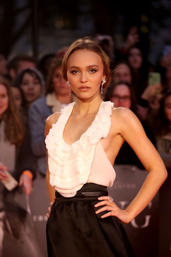 Beruntung, Lily-Rose bisa mengatasi situasi tersebut dan kembali berpose di hadapan fotografer. (Foto: Getty Images)