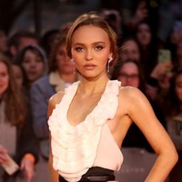 Beruntung, Lily-Rose bisa mengatasi situasi tersebut dan kembali berpose di hadapan fotografer. (Foto: Getty Images)