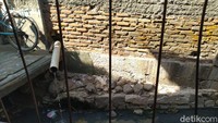 Meski kali di depan rumahnya dijadikan tempat pembuangan kotoran, Sriatun tidak mempermasalahkannya. Dia mengaku masih bisa menoleransi bau menyengat yang kerap muncul dari kali tersebut. (Foto: Sachril Agustin Berutu/detikcom)
