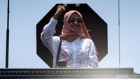 Ibu ini muncul dari dalam tank.