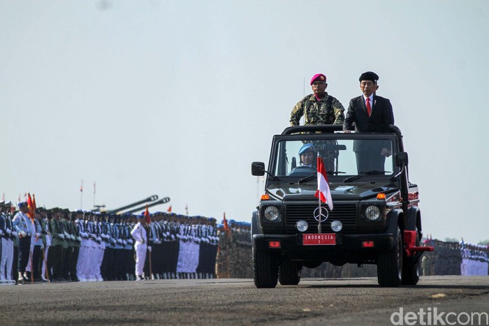 Peringatan HUT Ke-74 TNI Tahun 2019 digelar di Lapangan Udara Halim Perdana Kusuma, Jakarta Timur. Berbagai pesawat tempur milik TNI bermanuver di langit Jakarta.