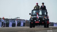 Presiden Joko Widodo memimpin upacara parade dan defile peringatan HUT Ke-74 TNI Tahun 2019 di Lapangan Udara (Lanud) Halim Perdana Kusuma, Jakarta Timur, Sabtu (5/10).