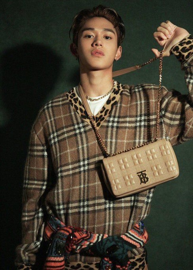 Lucas WongArtis KPop pria juga eksis dalam fashion week. Lucas Wong menghadiri fashion show Burberry. Mengenakan busana ramai motif, penampilan member NCT/Way V/Super M tersebut ikut mencuri atensi. Selain menonton peragaan busana, Lucas juga terlihat melakukan pemotretan untuk Burberry. (Foto: Instagram)