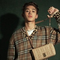 Lucas WongArtis KPop pria juga eksis dalam fashion week. Lucas Wong menghadiri fashion show Burberry. Mengenakan busana ramai motif, penampilan member NCT/Way V/Super M tersebut ikut mencuri atensi. Selain menonton peragaan busana, Lucas juga terlihat melakukan pemotretan untuk Burberry. (Foto: Instagram)