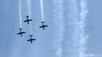 Tim Aerobatik TNI AU Meliuk-liuk di Udara