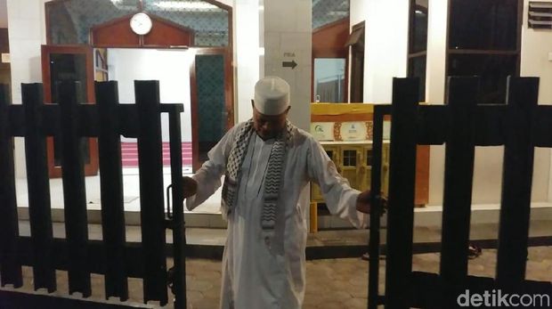 Iskandar memeragakan menutup gerbang masjid saat jemaah Al Falah mengamankan Ninoy dari pemukulan