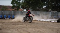 Pengorbanan yang dilakukan era sekarang ini kebanyakan disisipi kepentingan tertentu, bukan pengorbanan demi kebaikan bersama. Dan ini saya terapkan pada Ontoseno yang berwujud motor kustom yang menganut style Flat Race, ungkap Lulut. Foto: dok. Kustomfest
