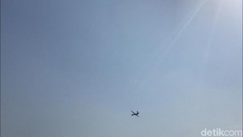 Perayaan HUT ke-74 TNI berbeda dari sebelumnya. Di hadapan Presiden Joko Widodo, TNI menampilkan pesawat tanpa awak, yakni pesawat CH-4. (Farih/detikcom)