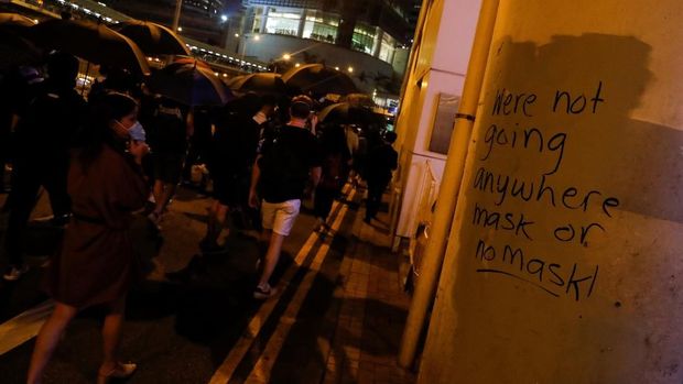 Demonstran antipemerintah kembali turun ke jalan setelah pemerintah Hong Kong melarang penggunaan masker saat unjuk rasa