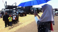 Ibu ini mengabadikan foto anaknya dengan prajurit TNI.