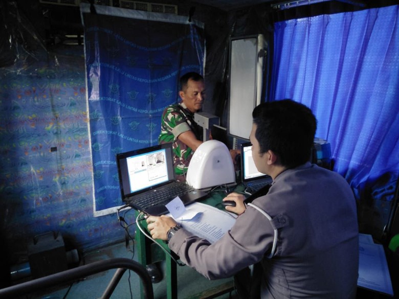 Latar belakang foto SIM berwarna biru. Foto: Istimewa Latar belakang foto SIM berwarna biru. Foto: Istimewa