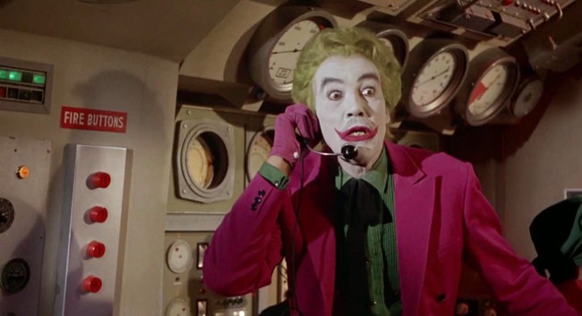 Karakter Joker muncul perdana di komik Batman pada 1940. Namun, karakternya baru difilmkan pertama kali pada 1966 baik untuk film maupun versi serial TV yang berjudul Batman. Aktor Cesar Romero menjadi aktor pertama yang mendapatkan peran tersebut. (Foto: Dok. IMDb)