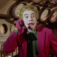Karakter Joker muncul perdana di komik Batman pada 1940. Namun, karakternya baru difilmkan pertama kali pada 1966 baik untuk film maupun versi serial TV yang berjudul Batman. Aktor Cesar Romero menjadi aktor pertama yang mendapatkan peran tersebut. (Foto: Dok. IMDb)